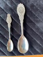 Een Suikerlepel en een theelepel Wilhelmina 50 jaar, Antiek en Kunst, Ophalen of Verzenden