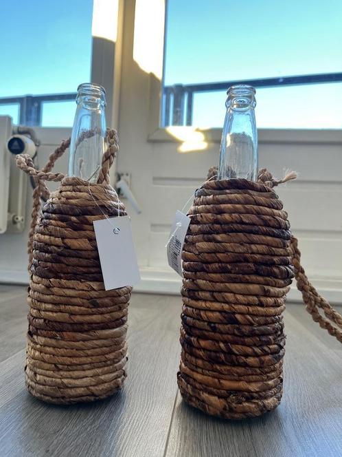 Decoratieve fles bedekt met riet, Huis en Inrichting, Woonaccessoires | Schalen en Manden, Nieuw, Mand, Rond, Riet, Verzenden