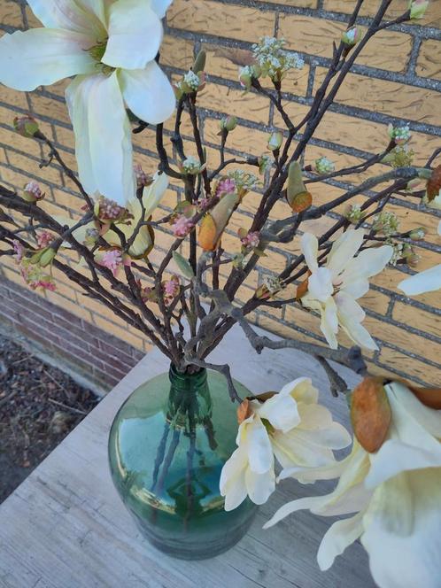 Groene glazen vaas met nepbloemen, Huis en Inrichting, Woonaccessoires | Droogbloemen, Zo goed als nieuw, Ophalen