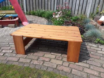 Massief grenen houten salontafel beschikbaar voor biedingen