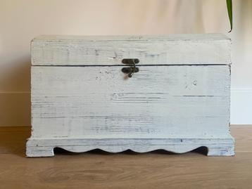 Decoratieve zeemanskist met koperen beslag beschikbaar voor biedingen