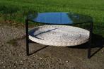 Salontafel met rotan mand en glazen blad, Huis en Inrichting, Tafels | Salontafels, Ophalen, Gebruikt, 50 tot 100 cm, 50 tot 100 cm
