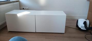Heel mooi Besta tv meubel met hoogglans deurtjes