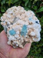 Aquamarijn kristallen met toermalijn en mica op albiet., Ophalen of Verzenden, Mineraal