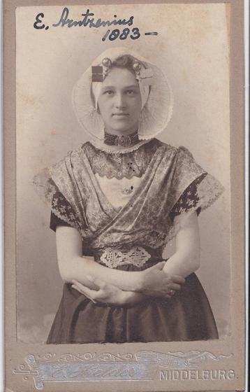 mooie cdv klederdracht Middelburg ca. 1900 beschikbaar voor biedingen