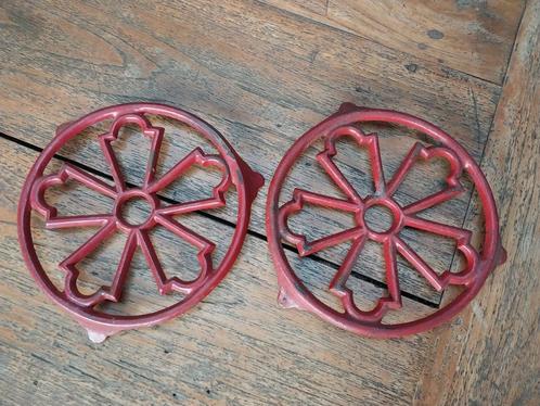 2x nostalgische oude rode gietijzeren onderzetter / decotec, Huis en Inrichting, Woonaccessoires | Onderzetters, Gebruikt, Pot of Pan