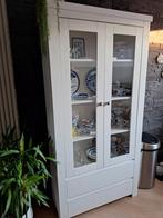Witte houten vitrinekast in zeer goede staat, Huis en Inrichting, Kasten | Vitrinekasten, Ophalen, Zo goed als nieuw, 25 tot 50 cm