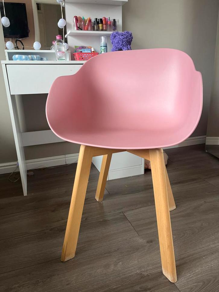 Leuke roze kuipstoel, Huis en Inrichting, Stoelen, Zo goed als nieuw, Eén, Kunststof, Overige kleuren, Ophalen