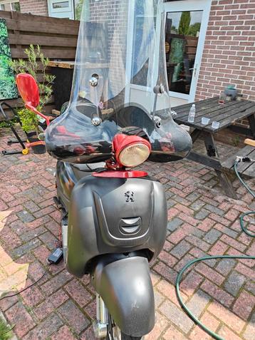 Retro Scooter met Windscherm en Topkoffer beschikbaar voor biedingen