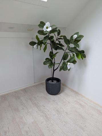 Kunstplant met bloemen – 120 cm hoog – inclusief zwarte pot beschikbaar voor biedingen