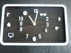 Letterbord klok / wandklok zwart wit /  symbolen, Ophalen of Verzenden, Analoog, Wandklok