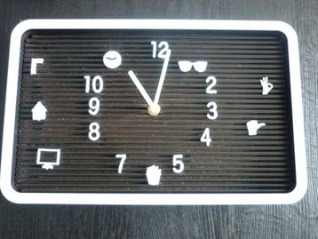 Letterbord klok / wandklok zwart wit /  symbolen beschikbaar voor biedingen