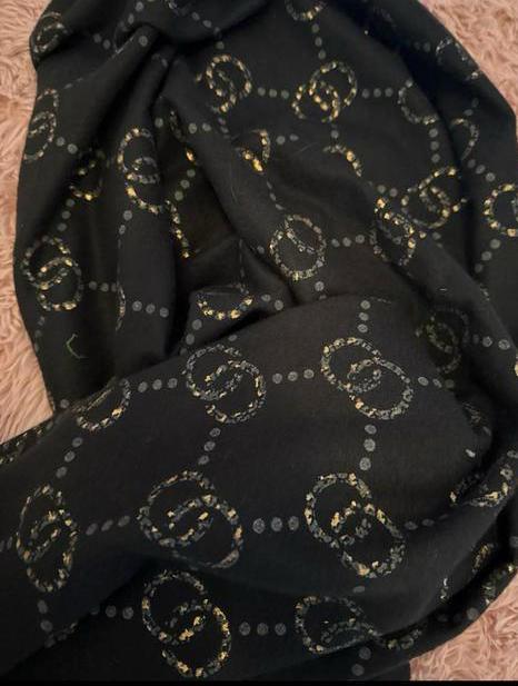 Gucci Zijden Sjaal - Zwart met Goud, Kleding | Dames, Mutsen, Sjaals en Handschoenen, Nieuw, Sjaal, Ophalen of Verzenden