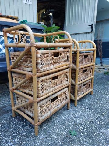 Twee schattige rotan kastjes met lades beschikbaar voor biedingen