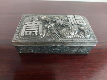 Oud japans doosje met reliëf met drakenmotief beschikbaar voor biedingen