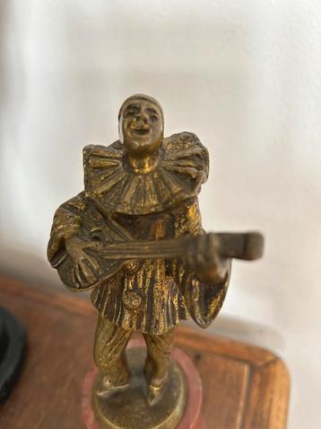 Pierrot met luit. Vergulde bronzen sculptuur op rood marmer beschikbaar voor biedingen
