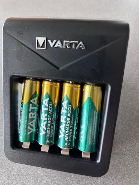 Varta LCD-stekkeroplader+ oplaadbare AA Ni-Mh batterijen, Verzenden, Zo goed als nieuw