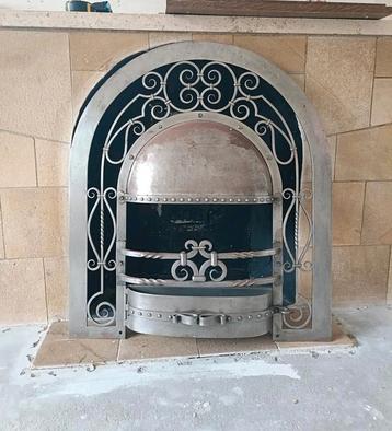 Antieke haardplaat van metaal (T.E.A.B.) beschikbaar voor biedingen