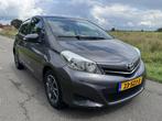 Toyota Yaris 1.3 VVT-i Aspiration Airco/Panodak/Camera/Cruis, Auto's, Toyota, Voorwielaandrijving, Euro 5, Gebruikt, Zwart