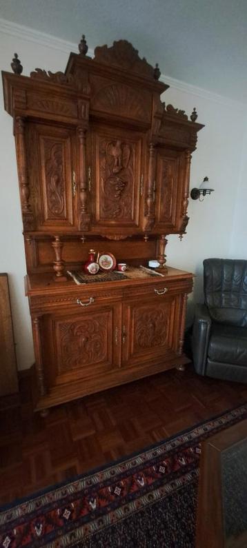 Antieke Houten Kast met Snijwerk beschikbaar voor biedingen