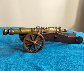 Mooi bewerkt miniatuur kanon op affuit beschikbaar voor biedingen