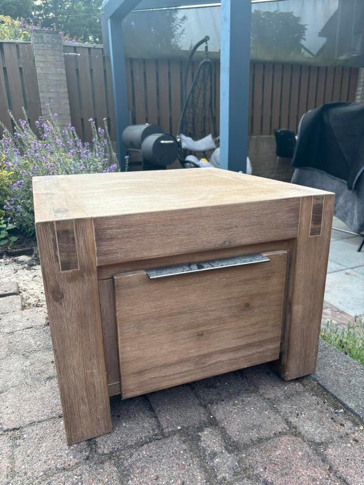 Stevige houten bijzettafel / kastje met klepdeur, Huis en Inrichting, Slaapkamer | Nachtkastjes, Zo goed als nieuw, Hout, Ophalen of Verzenden