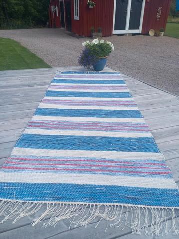 Stoere blauw witte loper met pittig rood accent.  beschikbaar voor biedingen