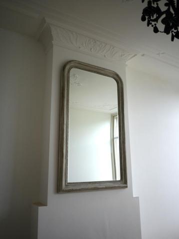 Witte boogspiegel vintage old-white spiegel, Antiek wit look beschikbaar voor biedingen