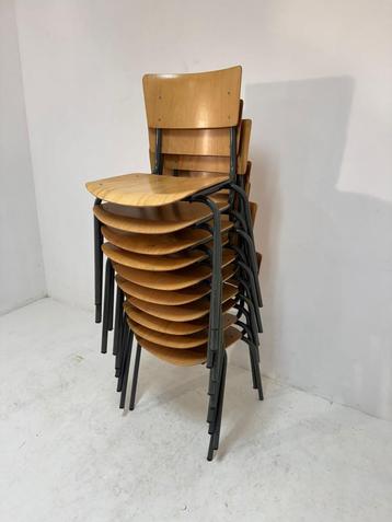 Partij houtenkantinestoelen gebruikt €17,50 beschikbaar voor biedingen