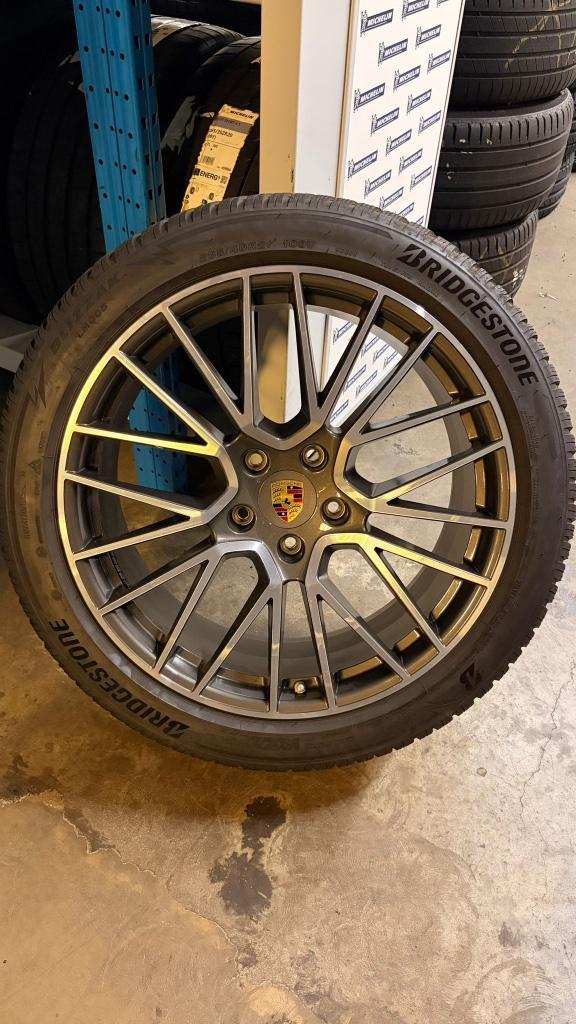 21 INCH ORIGINELE WINTERSET PORSCHE CAYENNE E3, Auto-onderdelen, Banden en Velgen, Velg(en), Winterbanden, 21 inch, 315 mm, Personenwagen