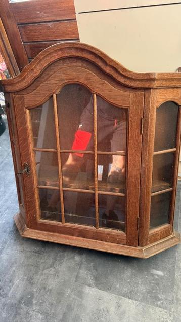 Mooie vintage Vitrinekast beschikbaar voor biedingen