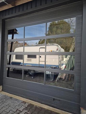 Grote garagedeur deur  beschikbaar voor biedingen
