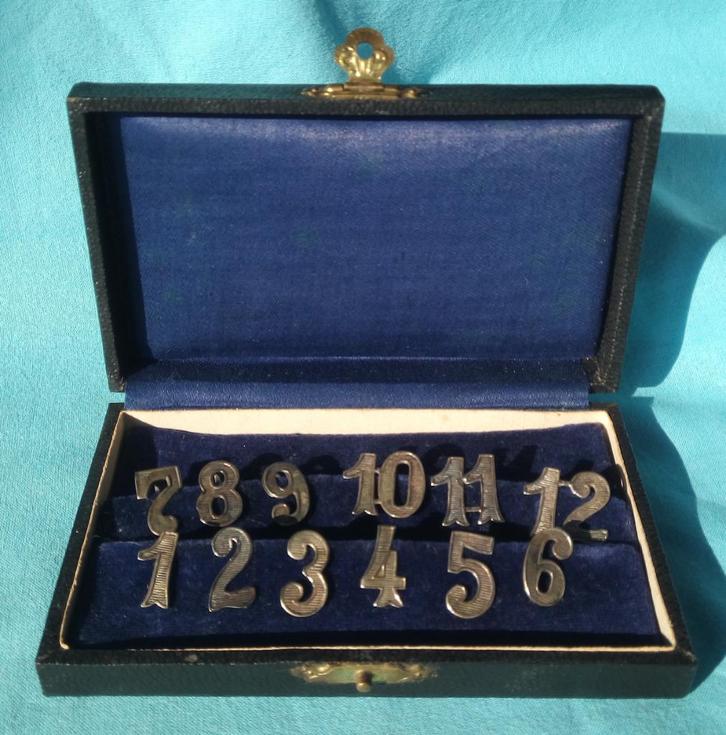 TWAALF TAFELNUMMERS ZILVER CIJFERS GLASHANGERS DOOS ART DECO, Antiek en Kunst, Curiosa en Brocante, Verzenden