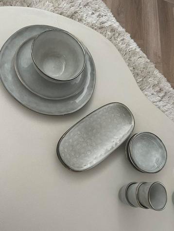 Bordenset light sage beschikbaar voor biedingen