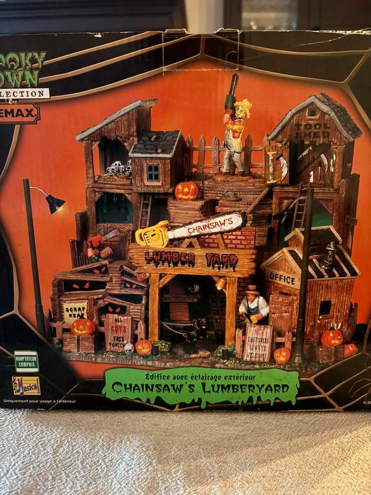 Lemax spooky town chainsaw’s lumber yard, Diversen, Kerst, Zo goed als nieuw, Ophalen of Verzenden