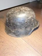 Duitse M42 stahlhelm watervondst veel verf, Verzamelen, Ophalen of Verzenden, Landmacht, Duitsland, Helm of Baret