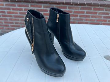 Polaris Zwarte enkellaarsjes met rits detail maat 40 beschikbaar voor biedingen