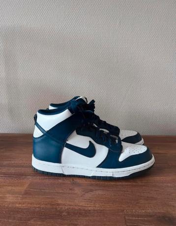 Nike Dunk High Navy (GS) beschikbaar voor biedingen
