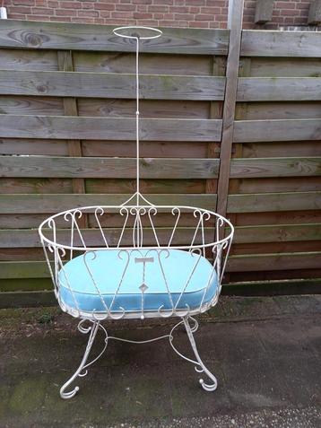 Brocante IJzeren Wieg met Hemel beschikbaar voor biedingen
