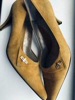 CHARLES JOURDAN mosterdgele suède pumps mt 38 hak 7,5 cm, Kleding | Dames, Schoenen, Pumps, Ophalen of Verzenden, Gedragen, Geel