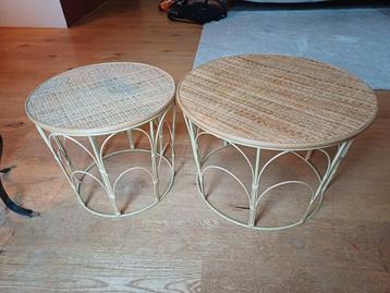 Set van 2 rotan bijzettafels beschikbaar voor biedingen