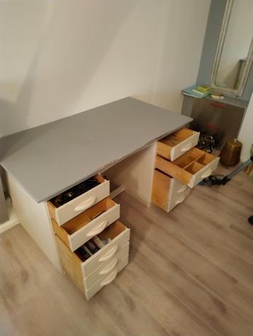 houten bureau beschikbaar voor biedingen