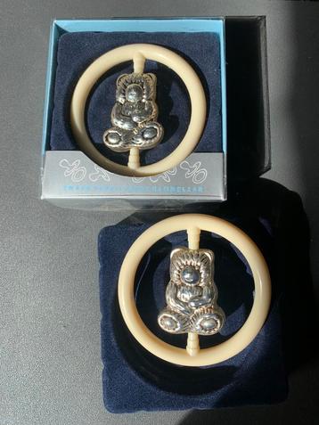 NIEUW Verzilverde Rammelaar met Beer - Geboortegeschenk beschikbaar voor biedingen