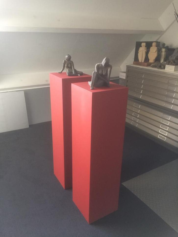Twee moderne sokkels / zuilen - Rood 26x26x98, Antiek en Kunst, Kunst | Beelden en Houtsnijwerken, Ophalen of Verzenden