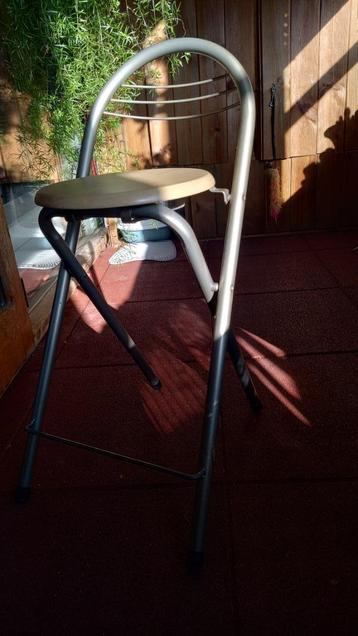 Hoge, opvouwbare kruk beschikbaar voor biedingen