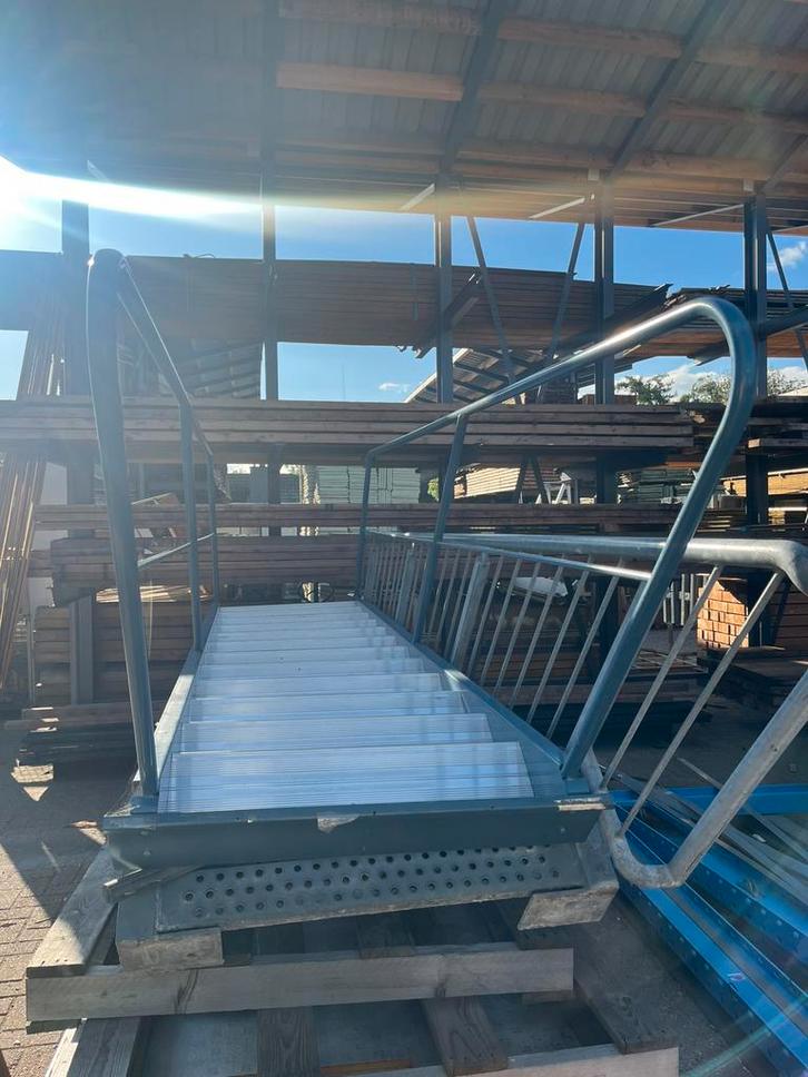 IJzeren trap aluminium tredes 91cm x 240,50cm €600, Doe-het-zelf en Verbouw, Ladders en Trappen, 2 tot 4 meter, Ophalen