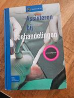 Assisteren bij behandelingen, Ophalen of Verzenden, Zo goed als nieuw, D.M. Voet