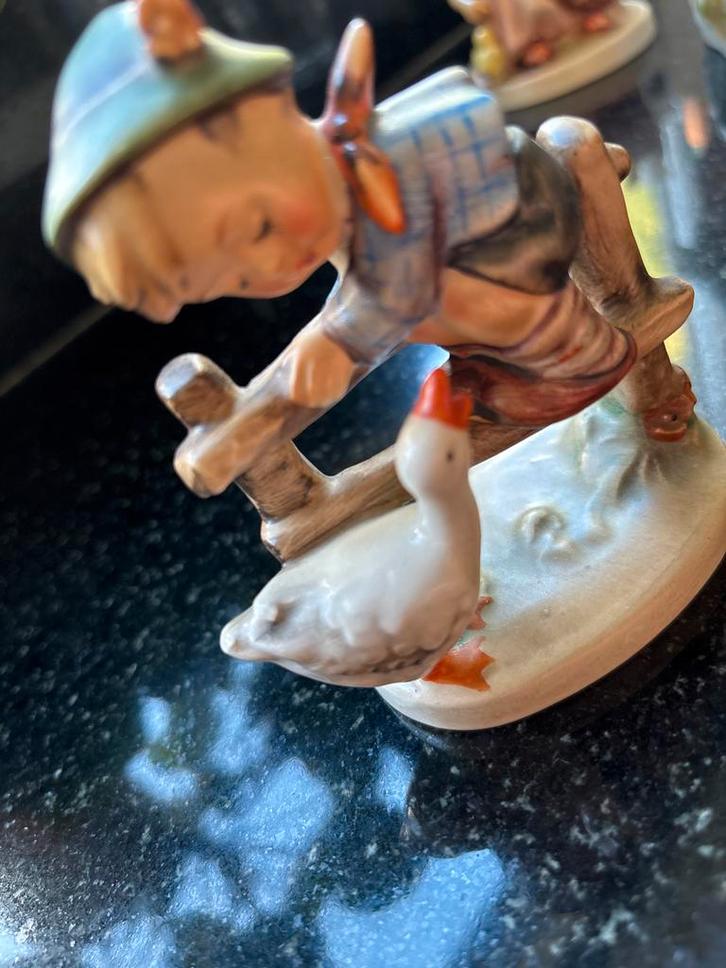 Goebel Beeldje Jongen met Gans - Vintage Porselein, Antiek en Kunst, Antiek | Porselein, Ophalen of Verzenden
