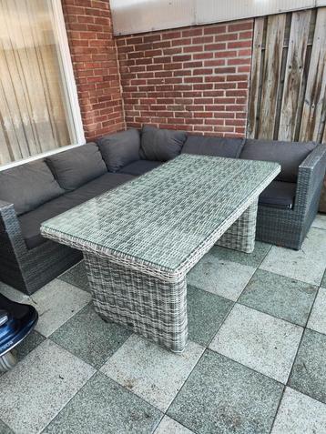 Loungesets met tafel. beschikbaar voor biedingen