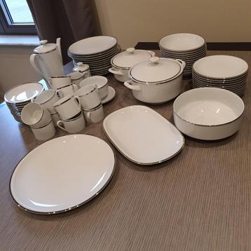 prachtig vintage servies in nieuwstaat beschikbaar voor biedingen